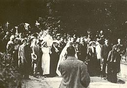 Поховання в Києві. Похоронна процесія на старому Байковому цвинтарі. Спереду труну підтримують Наталя Дорошенко (ліворуч, у світлому одязі) та Валерія Пахаревська (у темному одязі). lesya 011